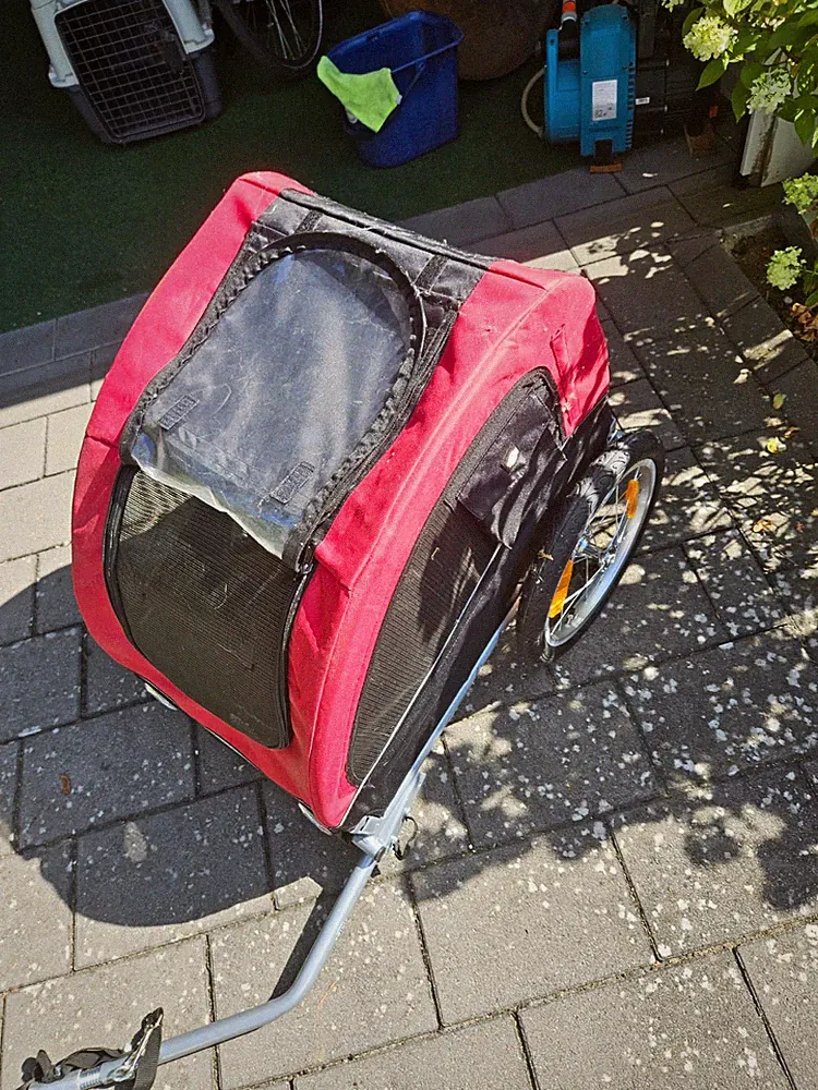 Hunde-Fahrradanhänger rot/schwarz, 2 Räder, mit Deichsel und Netzfenstern